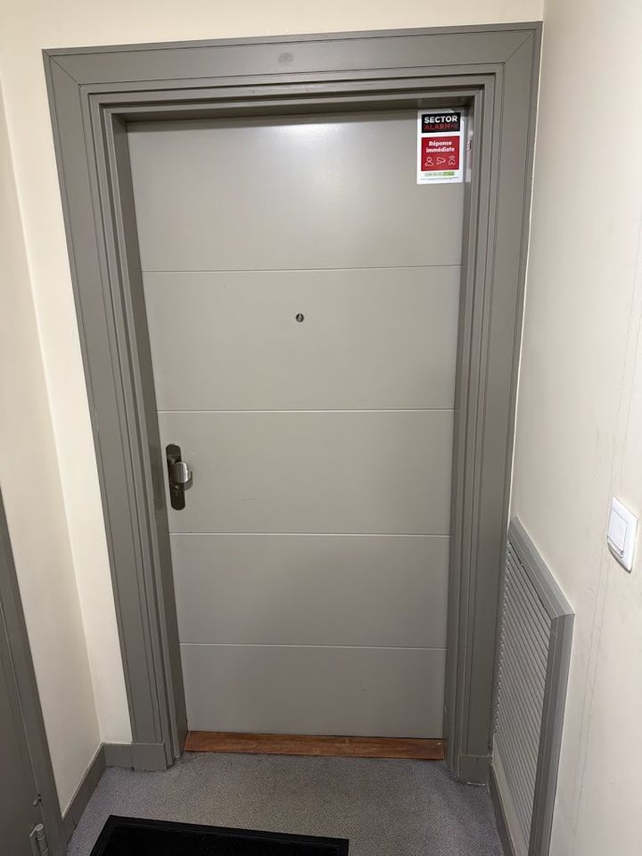 Porte blindée de palier installée dans un immeuble